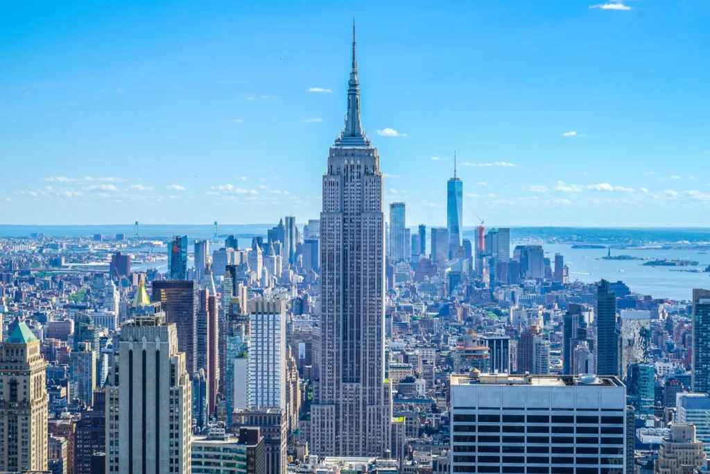 ニューヨーク・マンハッタンの高層ビル群（アメリカ市場進出のイメージ）