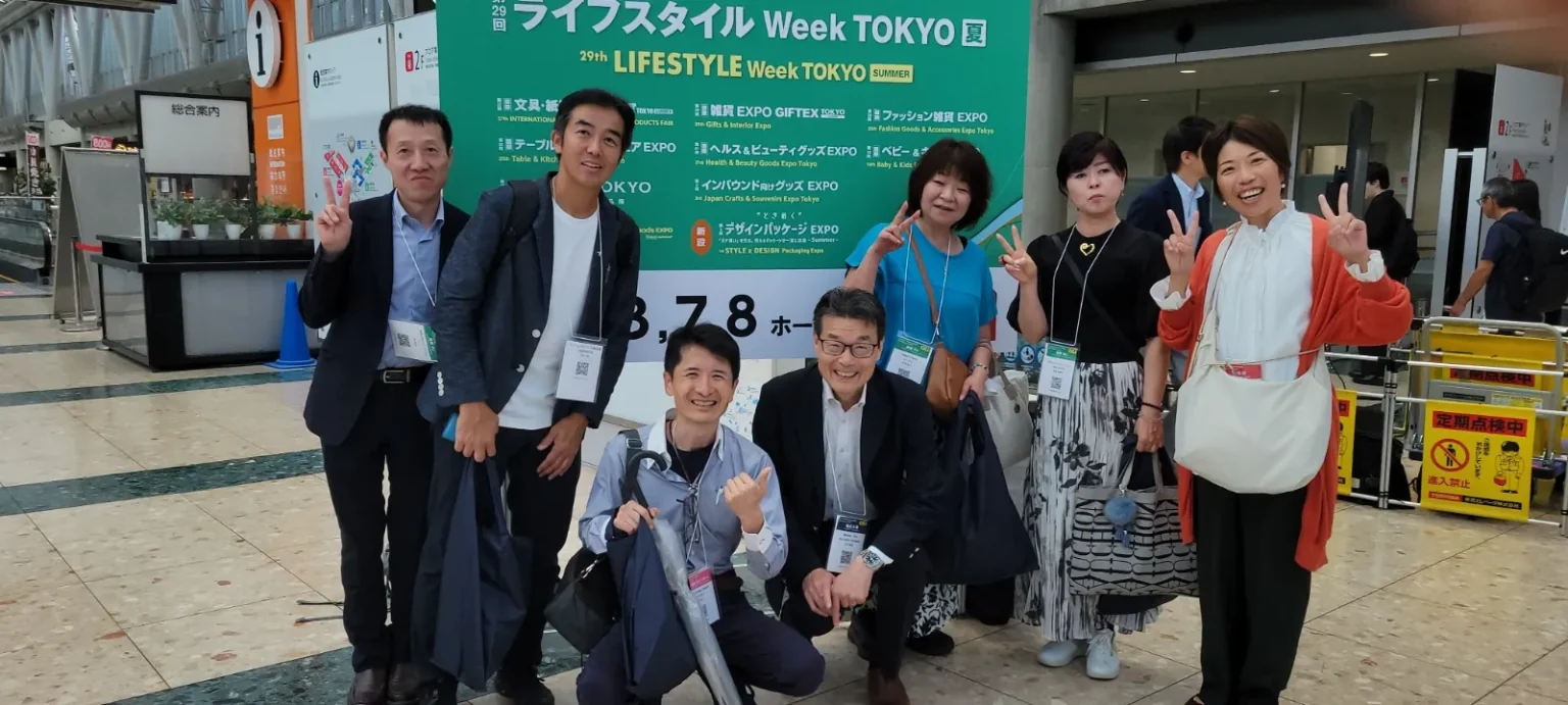 東京ビッグサイト「ライフスタイルWeek TOKYO」会場で記念撮影する受講生と講師陣